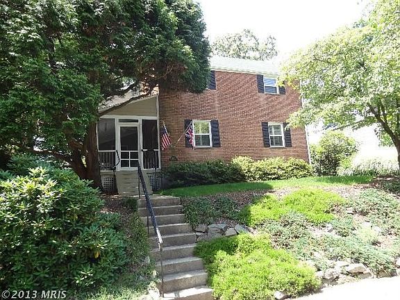 5th image of 216 N Evergreen St
