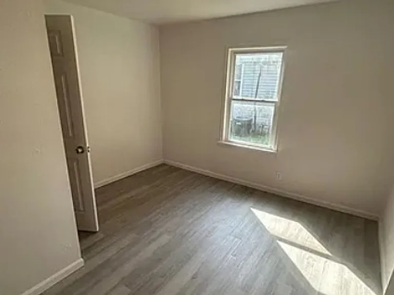 945 Howell Ave — Photo 3