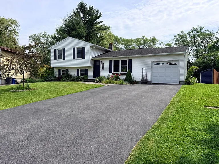 5561 Imperia Ln — Photo 2