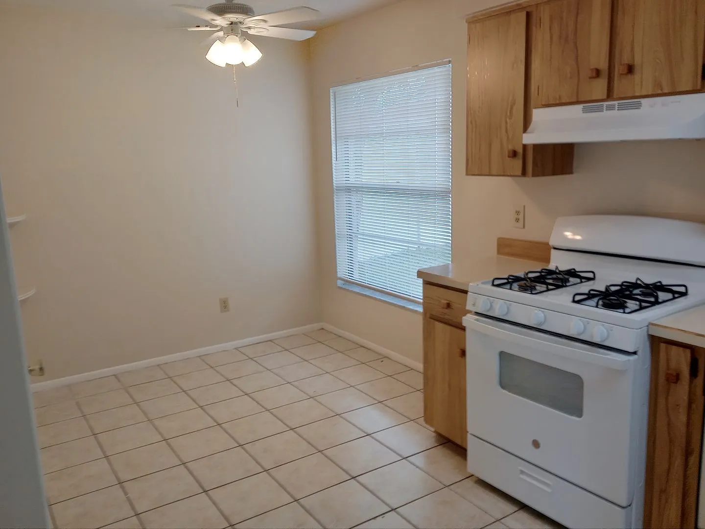 2/2 On Large Corner Lot Located in Pepper Mill — Photo 4