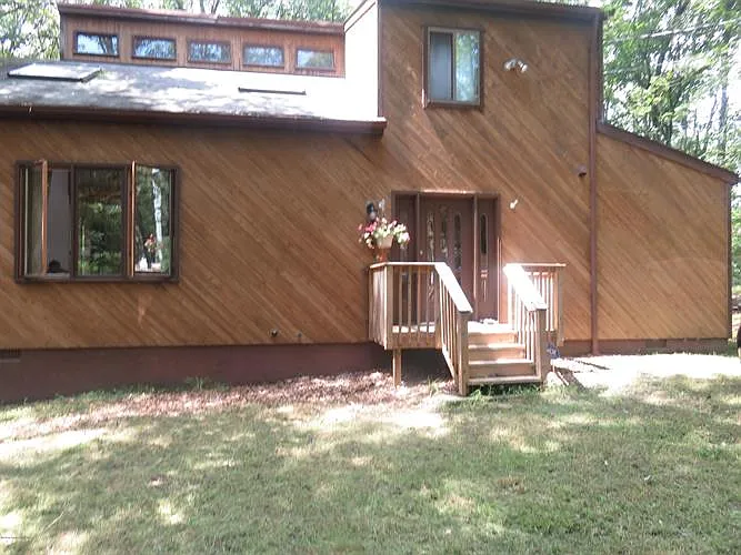 335 Hyland Dr photo 1