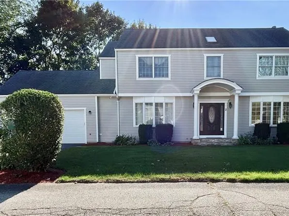 2 Meadow Cir, Barrington, RI 02806