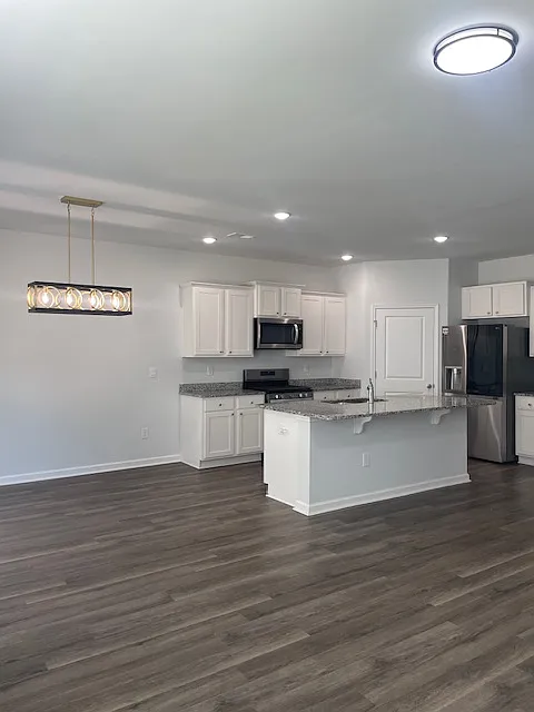 5 bed, 3.5 bath, 2713 sqft, $2,800 — Photo 2