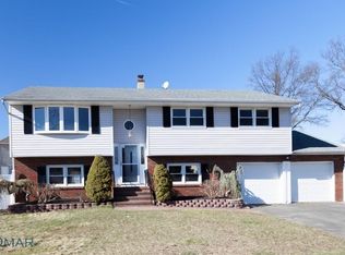 2 Fox Hollow Dr, Piscataway, NJ 08854