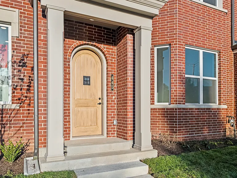 445 SW Longview Blvd — Photo 2