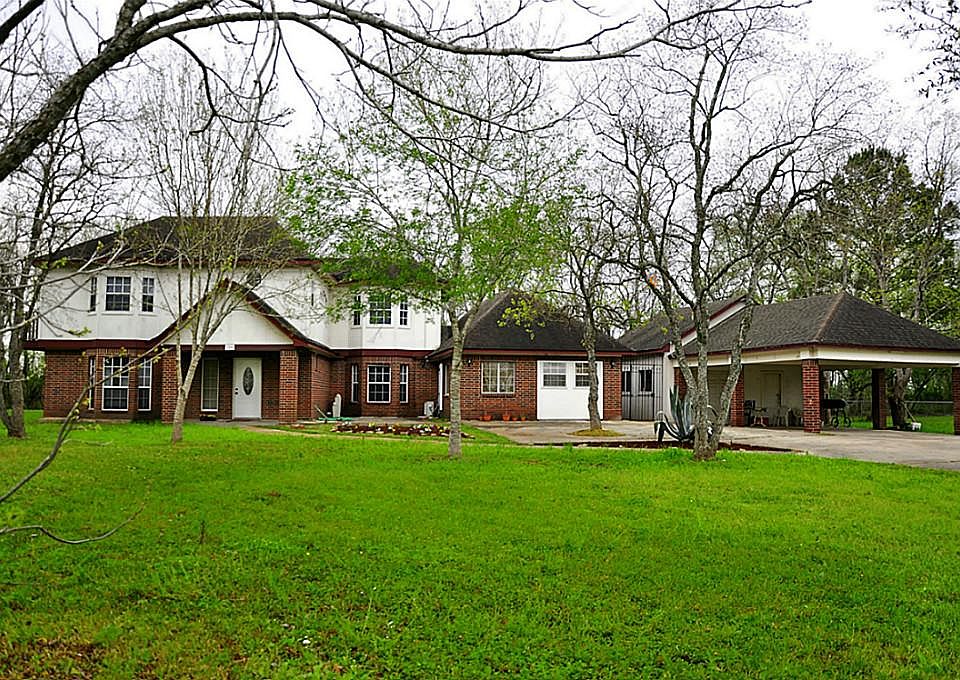 Front of home with plenty of yard for outdoor activities