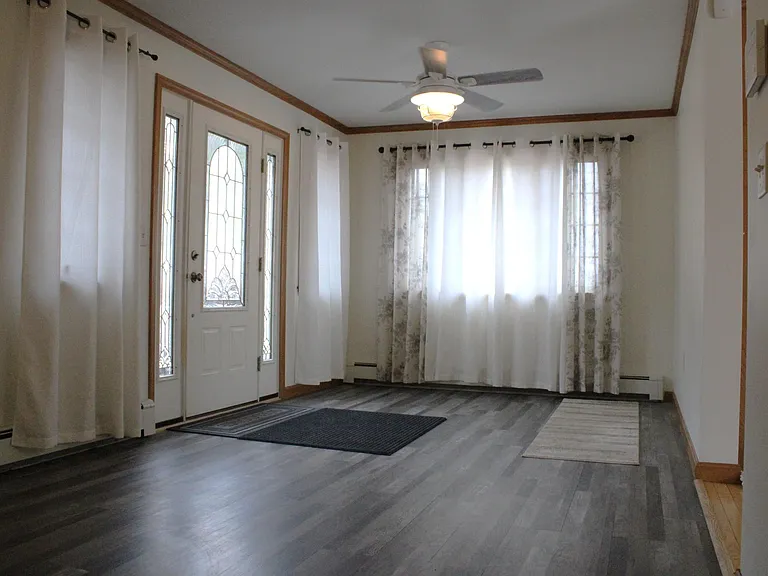1878 Riverside Dr — Photo 2