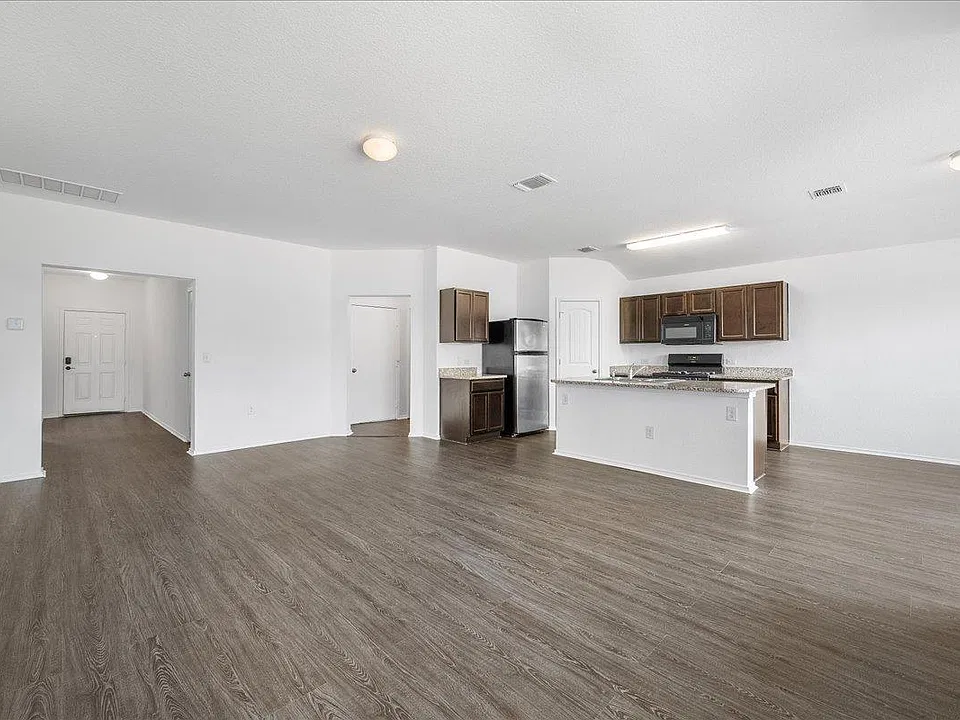 15116 Custis Ln