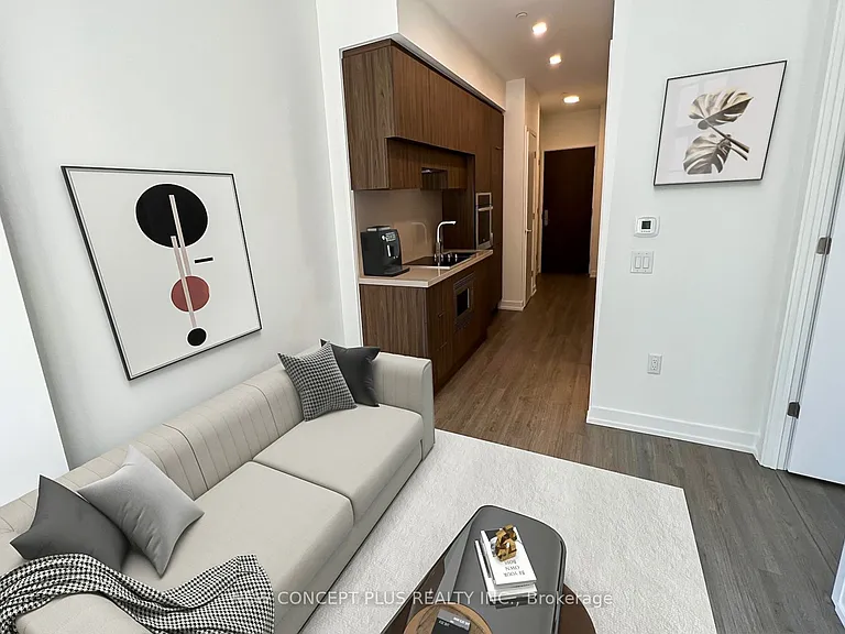39 Roehampton Ave #404 — Photo 4