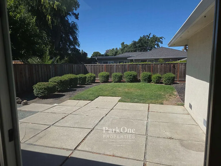 915 Notre Dame Ave — Photo 14