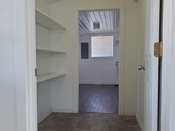4th image of 512 E Pioneer Ave