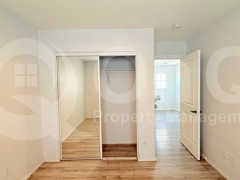 1103 E Grove St — Photo 21