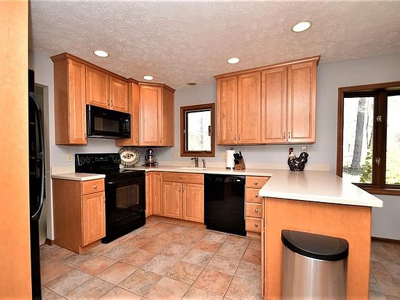 3rd image of 32657 Springside Ln