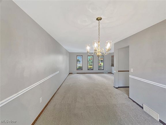 3rd image of 187 Hemlock Dr