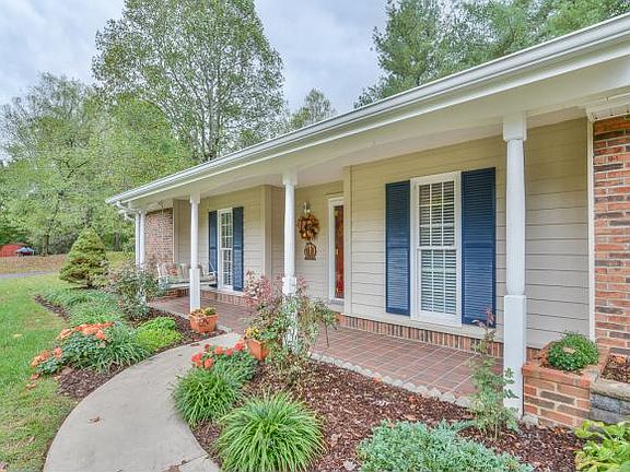 2nd image of 8 Staunton Cir