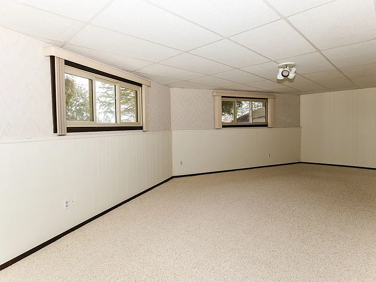 601 W Interstate Ave — Photo 30