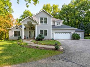 400 Rustic Hills Rd, Denver, IA 50622