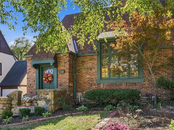 2017 W 50th St, Westwood Hills, KS 66205