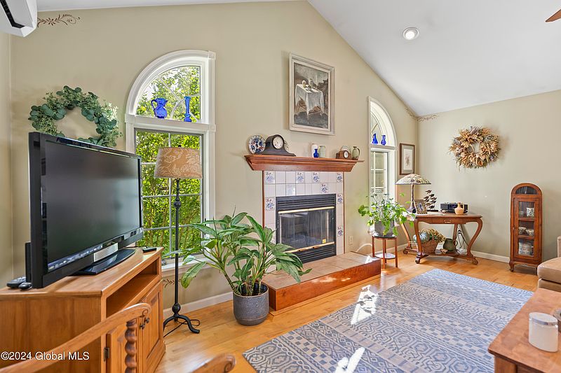 4th image of 2053 Chepstow Road
