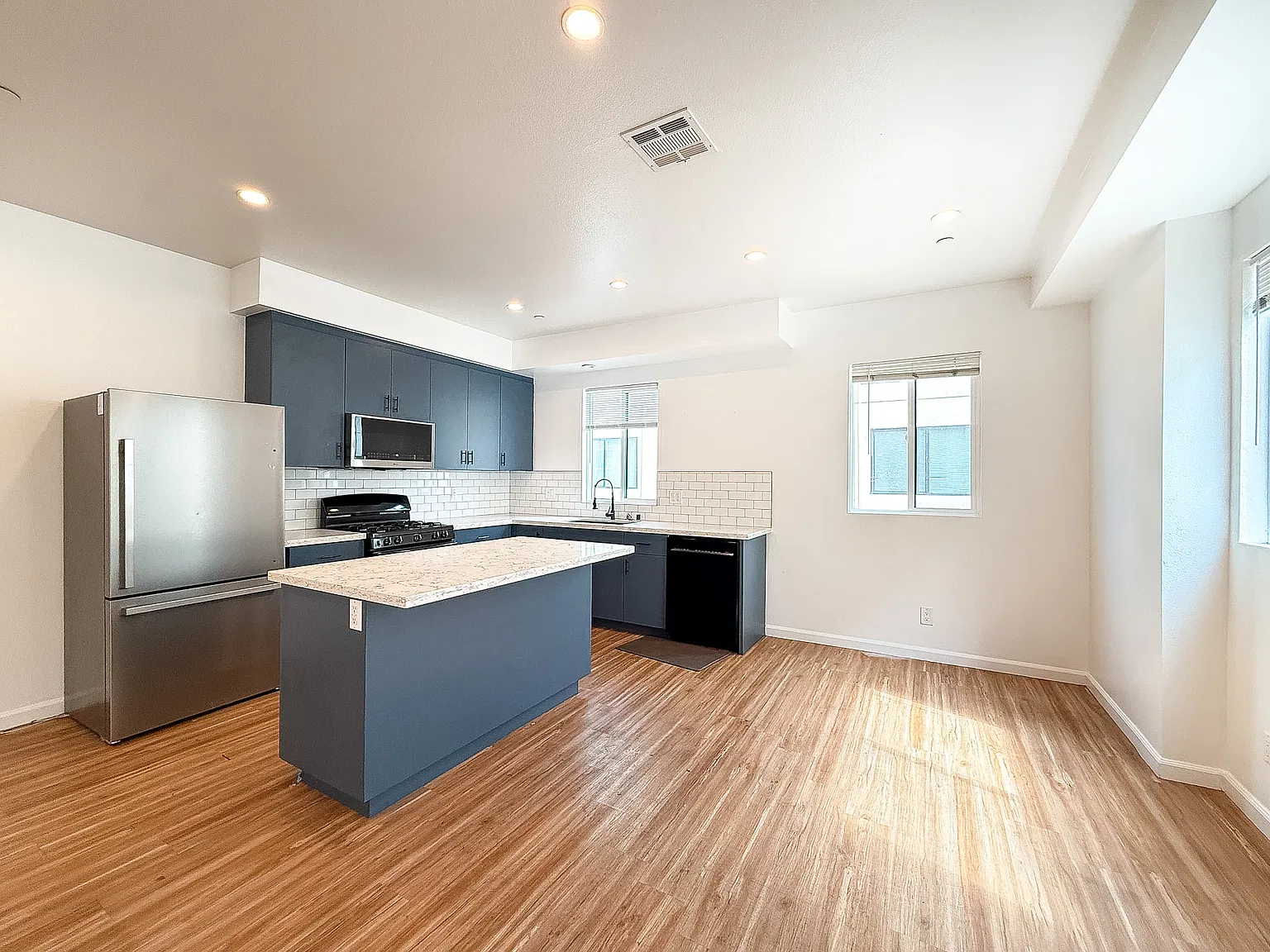 4 bed, 1668 sqft, $3,550 — Photo 2
