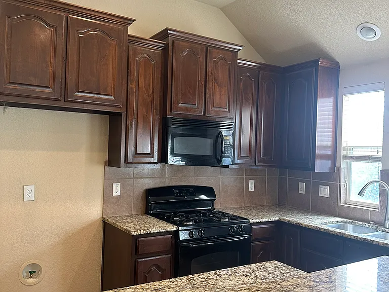 5009 Holliday Dr — Photo 6