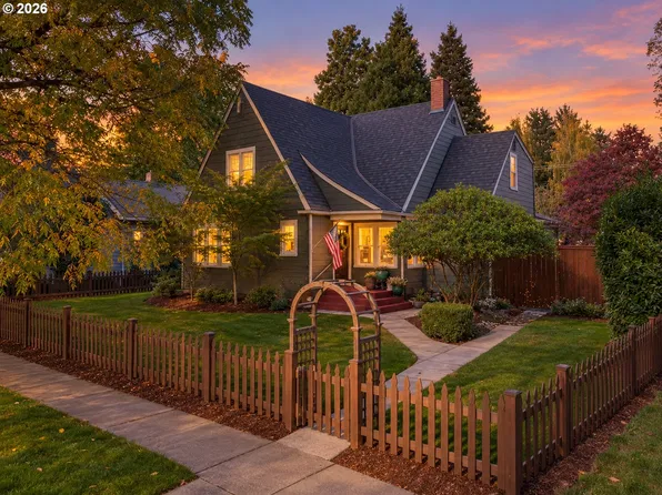 471 Montgomery St, Woodburn, OR 97071