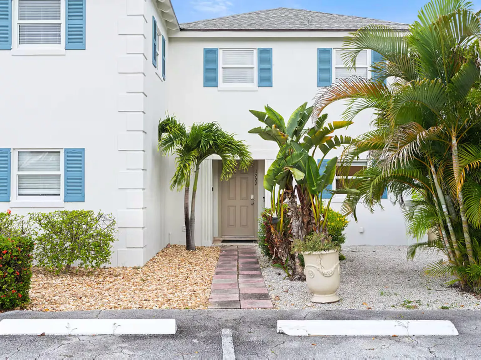 3 bed, 2.5 bath, 1444 sqft, $3,900 — Photo 2