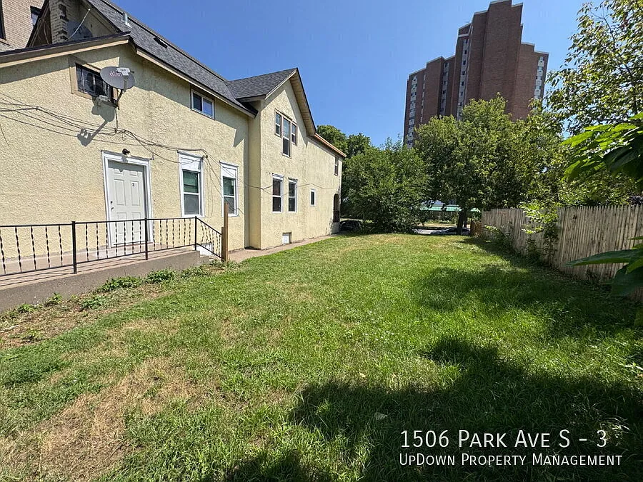 Spacious 3-Bedroom upper unit on Park Ave S 1200 Sq Ft of Comfort in Minneapolis, Section 8 Welcome! — Photo 2
