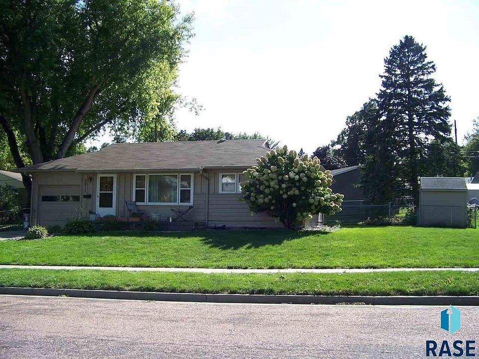 2nd image of 2217 Braemar Cir
