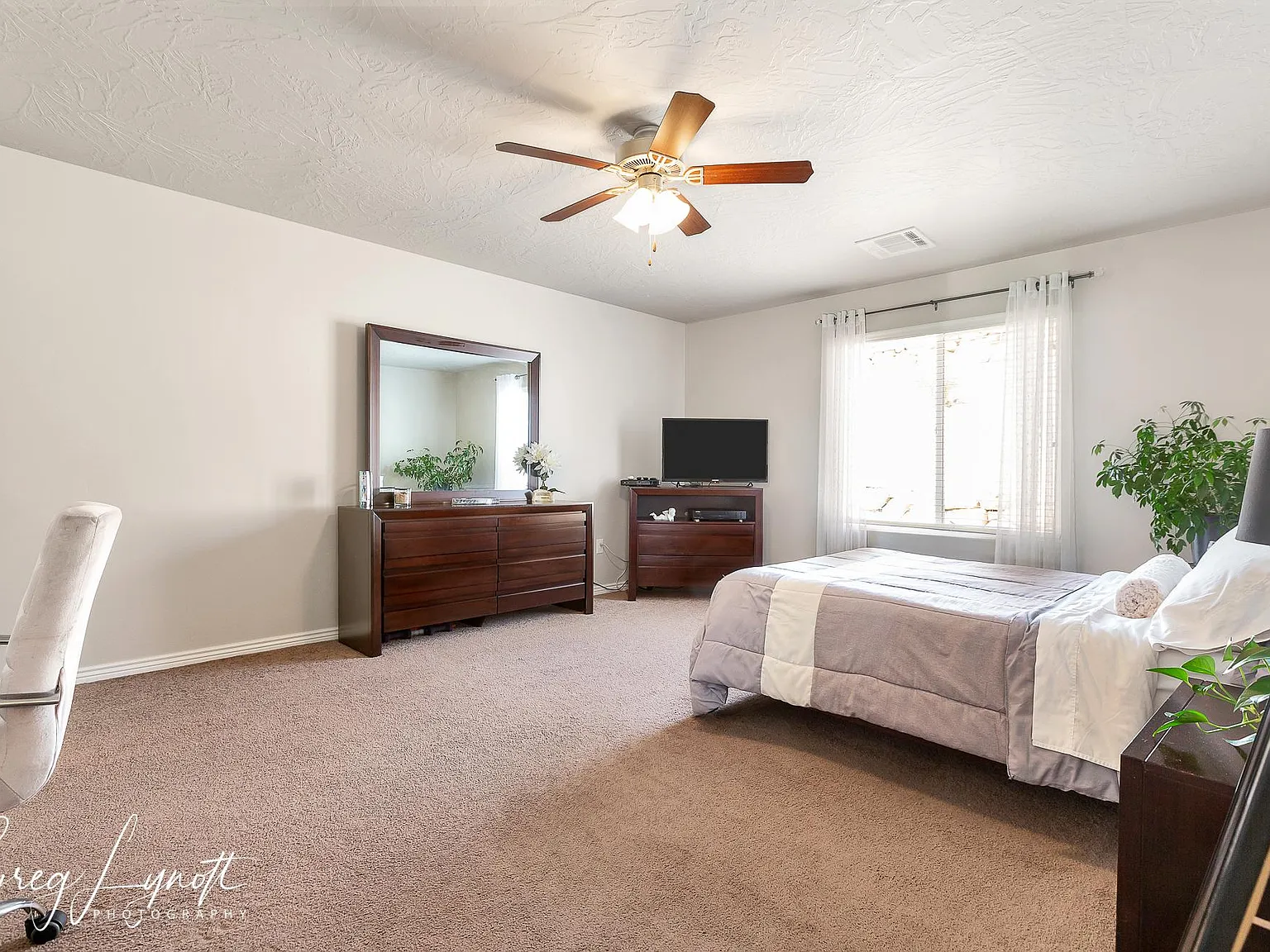 4 bed, 2.5 bath, 2155 sqft, $2,595 — Photo 2