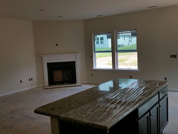 4th image of 35 Chinaberry Dr