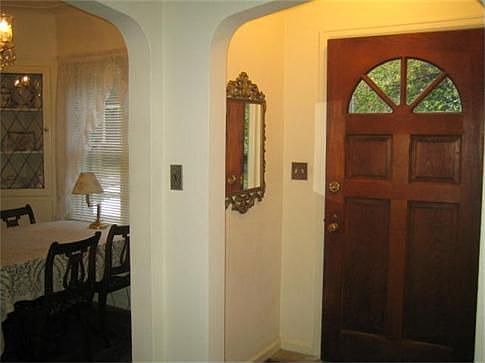 Wood Dr. Entryway