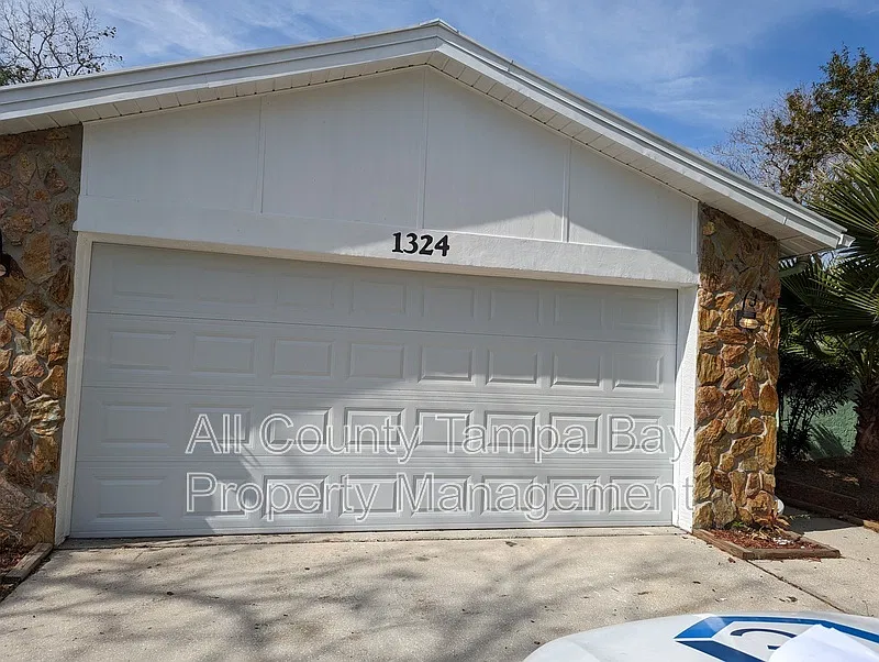 3 bed, 2.0 bath, 1554 sqft, $2,100 — Photo 2