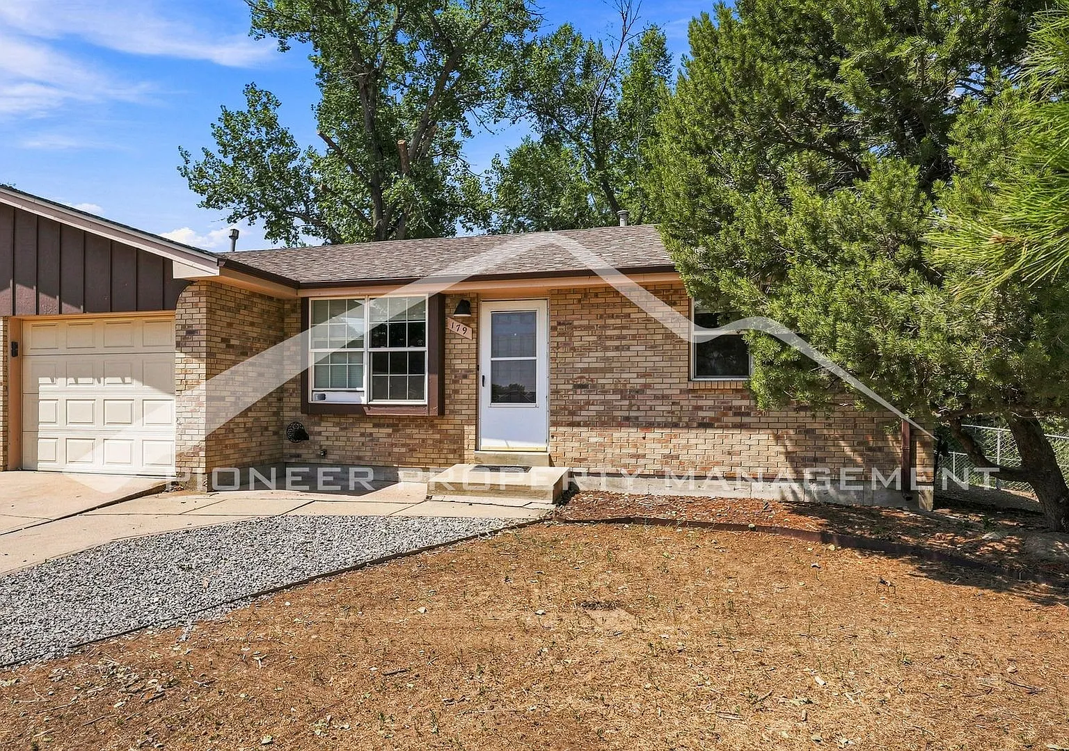 Charming 1/2 Duplex on Quiet Cul-De-Sac with Fenced Yard — Photo 2