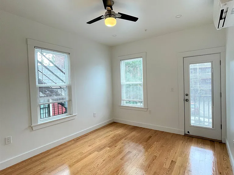 29 Green St #8 — Photo 3