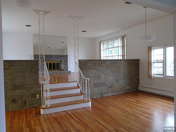 4th image of 483 Grandview Ter