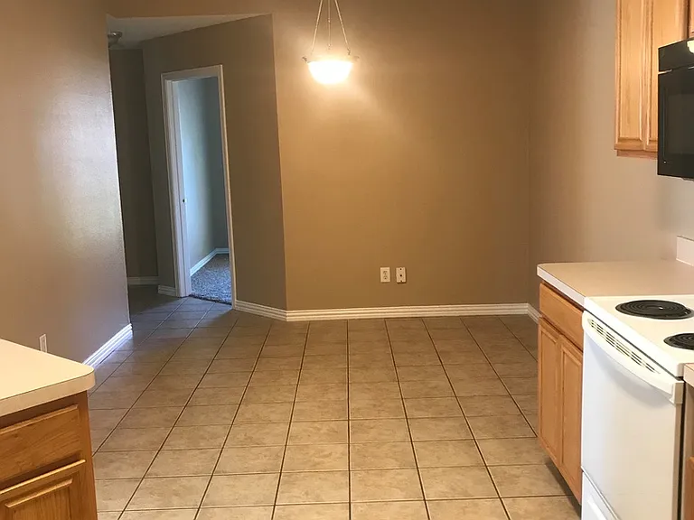 913 Sierra Vista Ct — Photo 8