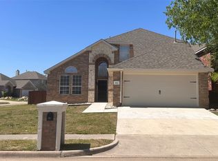 601 Babbling Brook Dr, Saginaw, TX