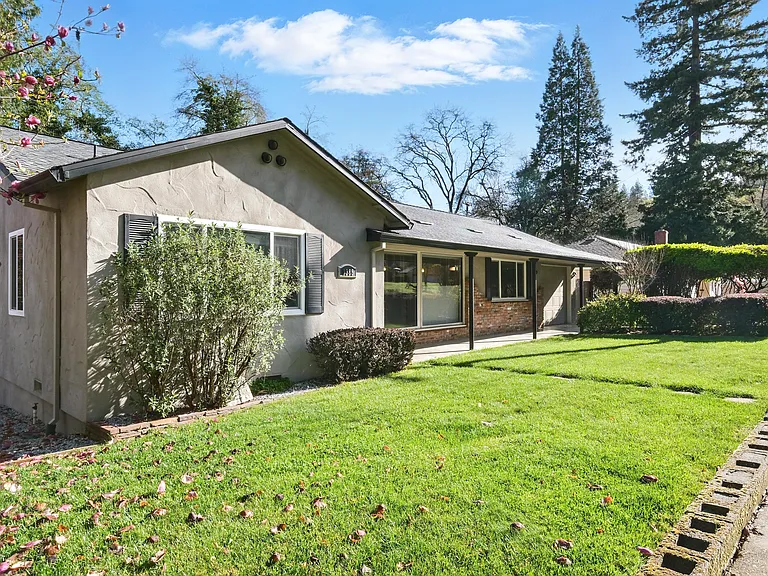 1385 Martin Ln — Photo 4