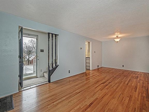 3rd image of 852 Middle Rd