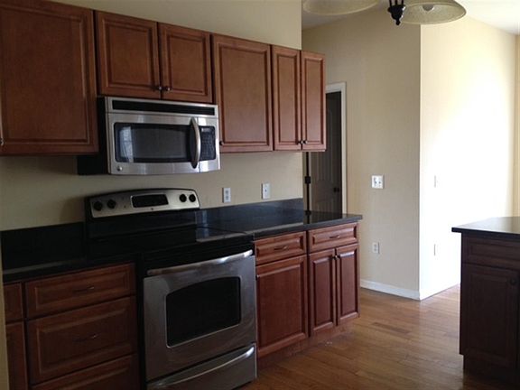 4th image of 219 Riverbank Ct