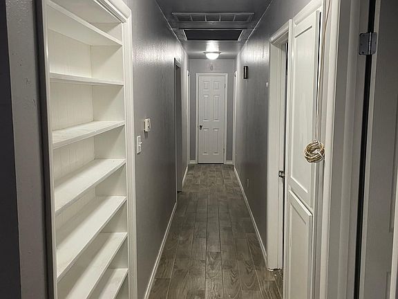 4th image of 4770 Woodview Dr