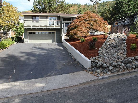 2nd image of 1749 NE Hillcrest Ln