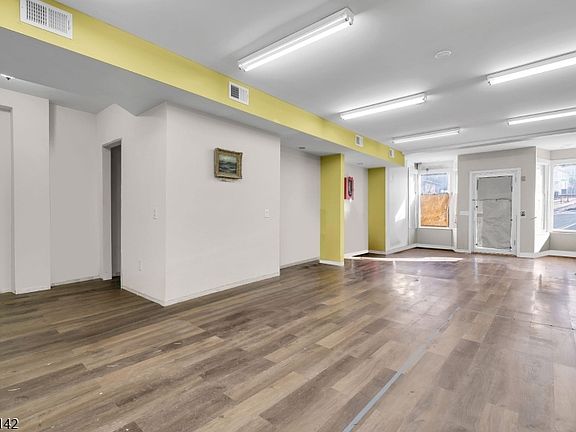 4th image of 647 Scotland Rd