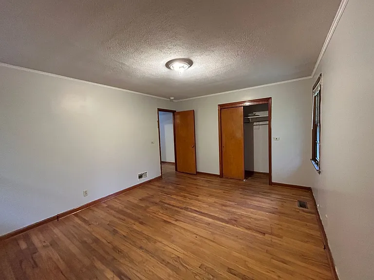 916 Stewart St — Photo 11