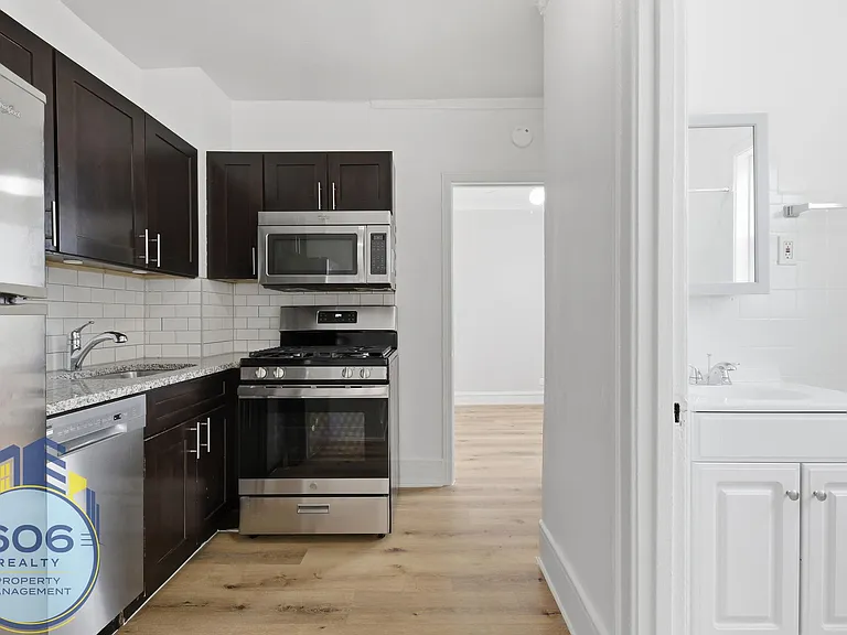 The Ashland Tower Modern Living in the Heart of Rogers Park — Photo 8