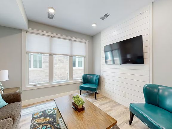 2nd image of 914 E Front St #5
