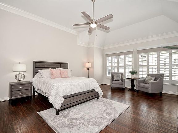 4th image of 1323 Hyde Park Blvd