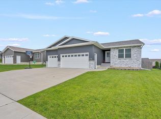1127 Algonquin Dr, Cedar Falls, IA 50613