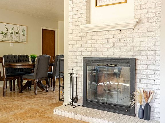 4th image of 8813 Desert Willow Ct NE